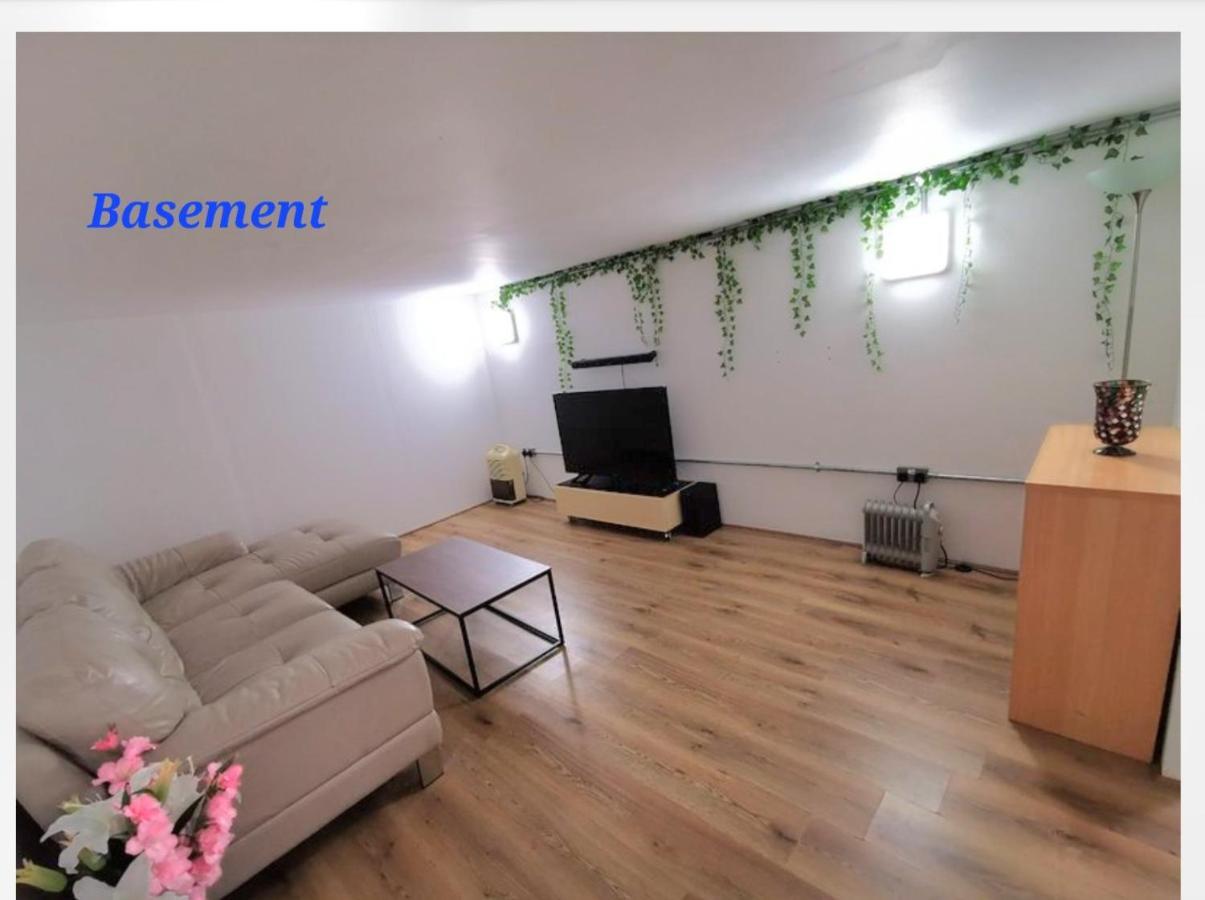 4 Sleeps And Travel Cot- Close To Beach And Restaurants Μπόρνμουθ Εξωτερικό φωτογραφία